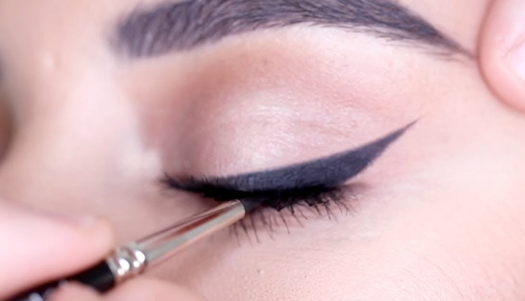 beauty items,beauty tips,lip plumper,gel based primers,dd cream,light diffusing concealer,gel eyeliner,lash fibers,make up sealer,ee cream,long stay lip color,long stay lip color,lip cheek stain