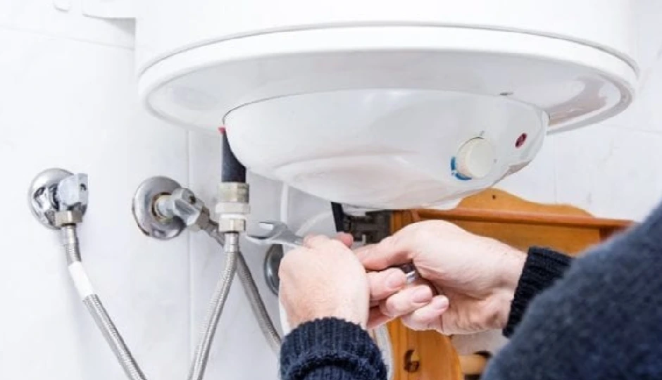 सर्दियों में बाथरूम में  गीजर लगाने की सोच रहे हैं? इन ज़रूरी बातों का रखें ध्यान