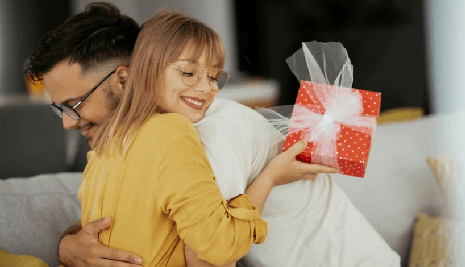 गर्लफ्रेंड के चेहरे पर लाएं मुस्कान, इन गिफ्ट आइडियाज से बनाएं बर्थडे यादगार