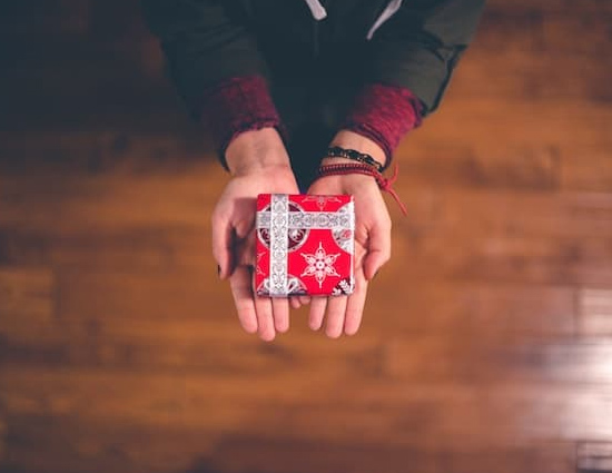 5 Wonderful Things To Gift To Your Grandparents