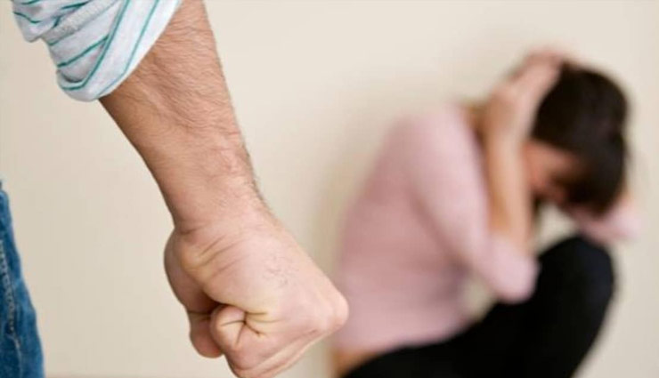 घरेलू हिंसा पर सामने आया चौंकाने वाला सच, पति के पीटने को खुद ही जायज मानती हैं देश की महिलाएं; पढ़िए NFHS की रिपोर्ट