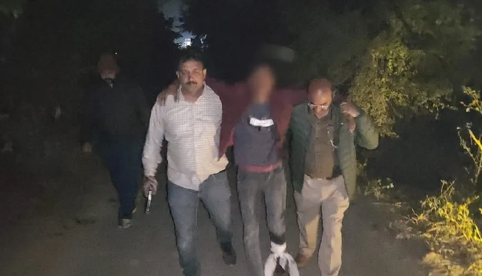 UP: गाजीपुर में पुलिस और गौ-तस्करों की मुठभेड़, एक तस्कर गोली लगने से पकड़ा गया, दूसरा अंधेरे का फायदा उठाकर फरार