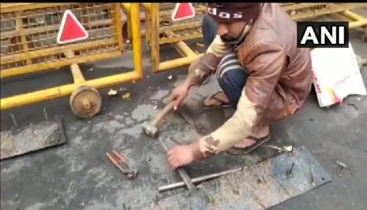 आर-पार के मूड में किसान, गाजीपुर बॉर्डर पर लगाई कीलें किसानों ने उखाड़ी 