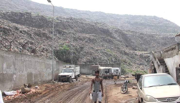 रिपोर्ट : 2020 तक ताजमहल से भी ऊंचा हो जाएगा दिल्ली के गाजीपुर में कचरे का ढेर