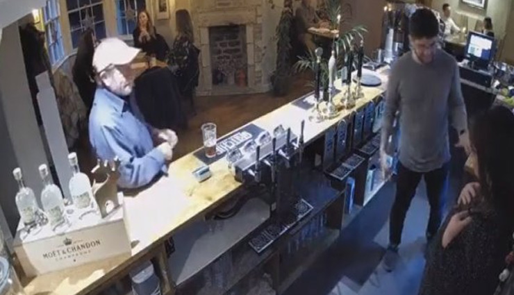 बार में काम कर रही लड़की के बगल में भूत की यह हरकत कैमरे में हुई कैद, देखे वीडियो ghost video,viral ghost video,bar video