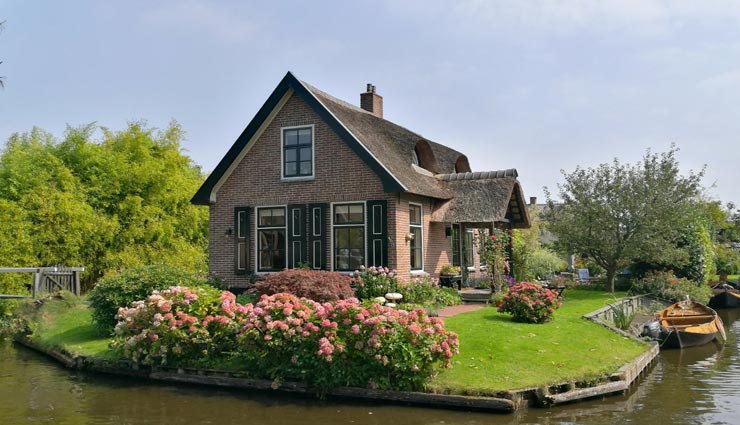 अनोखा गांव जहां नहीं हैं परिवहन के लिए कोई सड़क, नांव की मदद से करते हैं सफर 