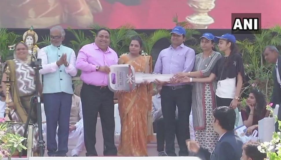 सूरत के डायमंड किंग ने 600 कर्मचारियों को दीवाली में गिफ्ट की कार, बैंक एफडी और गहने gujarat,surat,diamond king,car,gift,narendra modi