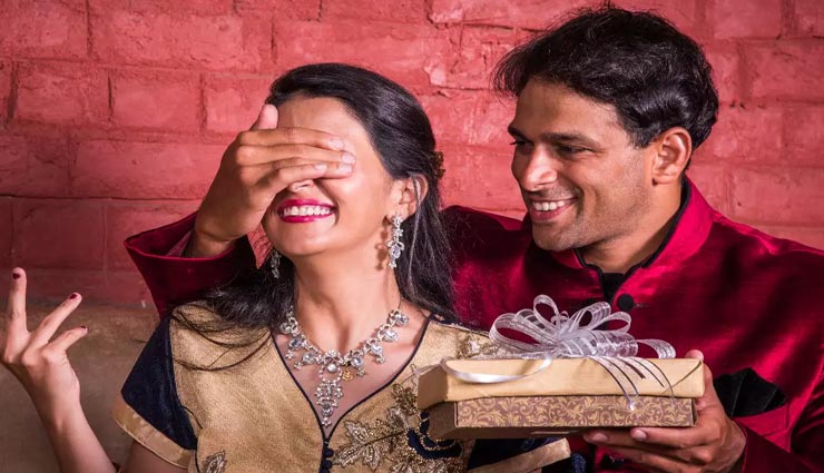 पत्नी का करवा चौथ बनाए स्पेशल, ये गिफ्ट्स देकर लाए उनके चहरे पर मुस्कान