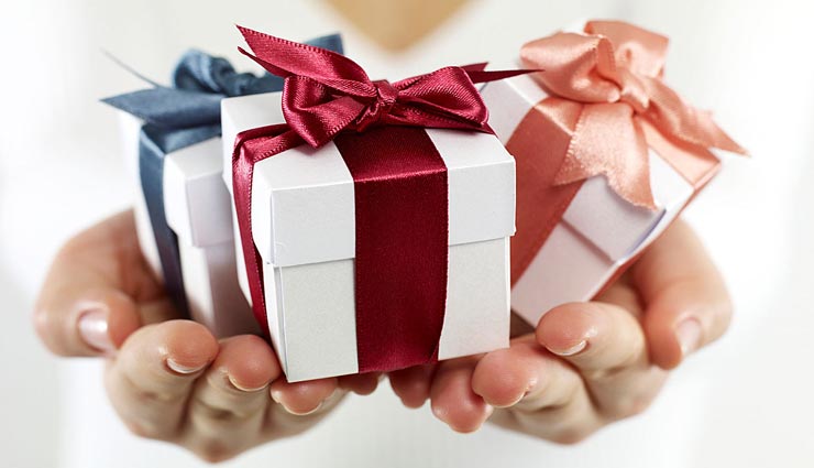 दोस्तों को तोहफे में दें ये 5 चीजें, उनके जीवन में आती है खुशियां