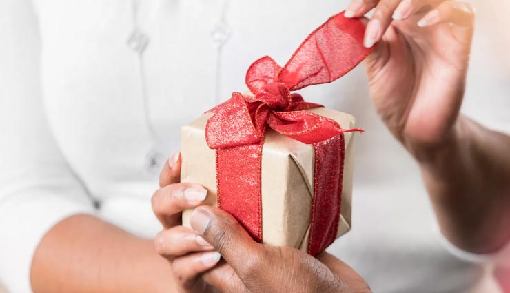 प्रेमी के गिफ्ट में मचा डाली प्रेमिका के परिवार में खलबली, खुला 30 साल पुराना राज