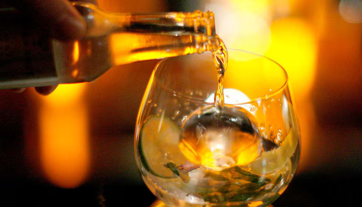 health benefits of gin,drinking gin in moderation,gin health benefits,moderate alcohol consumption benefits,antioxidants in gin,low calorie gin drink,digestive benefits of gin,gin anti-inflammatory properties,cardiovascular benefits of gin,gin juniper berries health,gin benefits for bloating,moderate gin consumption