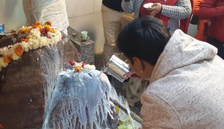 गोवर्धन : 9 माह बाद हो सकें भक्तों को गिरिराज शिला के दर्शन, श्रद्धालुओं ने किया दुग्धाभिषेक गोवर्धन : 9 माह बाद हो सकें भक्तों को गिरिराज शिला के दर्शन, श्रद्धालुओं ने किया दुग्धाभिषेक