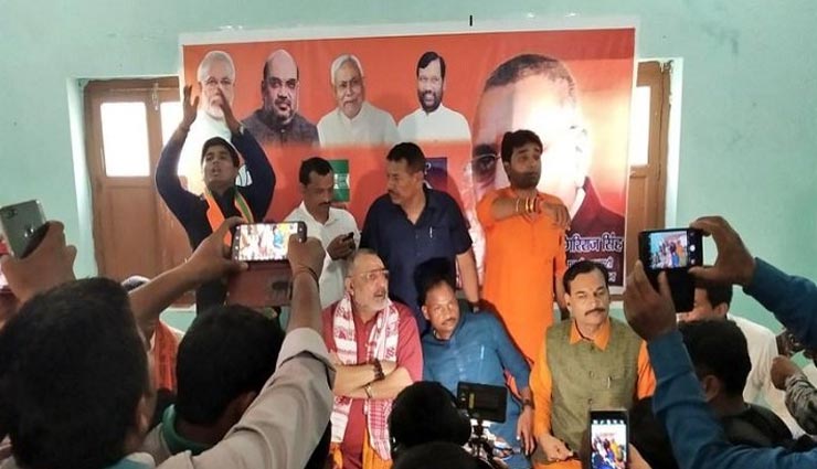 बेगूरसरायः गाजे-बाजे के साथ गिरिराज सिंह ने दाखिल किया पर्चा, कहा - यह लड़ाई विकृत और सांस्कृतिक राष्ट्रवाद के बीच