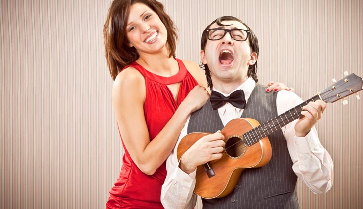 आखिर क्यों पसंद आते हैं लड़कियों को गिटार(Guitar) बजाने वाले लड़के, जानें बड़ी वजहें