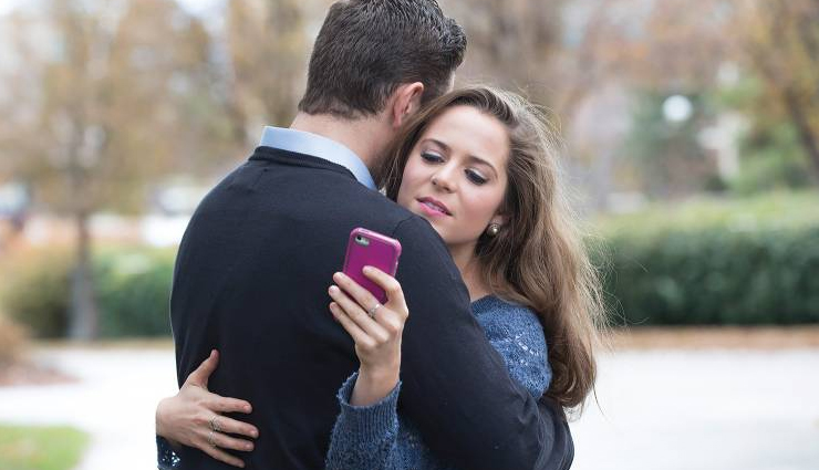 signs your girlfriend is cheating,girlfriend is cheating on you,girlfriend cheating signs,relationship tips,couple tips