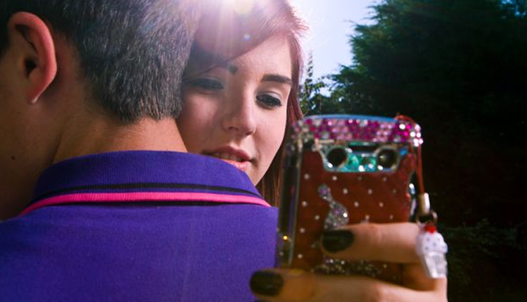 signs your girlfriend is cheating,girlfriend is cheating on you,girlfriend cheating signs,relationship tips,couple tips