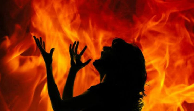 उत्तर प्रदेश : मोबाइल नंबर न देने पर दलित नाबालिग लड़की को जिंदा जलाया
