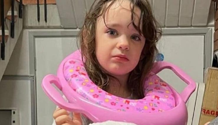 टॉयलेट सीट में इस तरह फंसा बच्ची का सिर कि बुलानी पड़ गई फायर ब्रिगेड