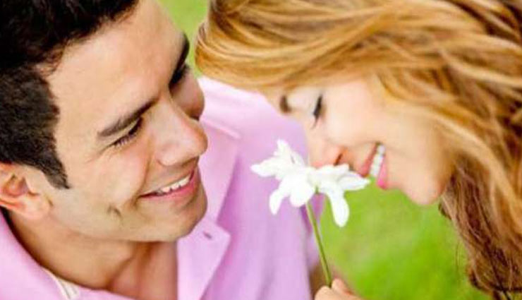 लड़कियों की इन 5 अदाओं पर मर-मिटते हैं लड़के, जानें और पाए अटेंशन