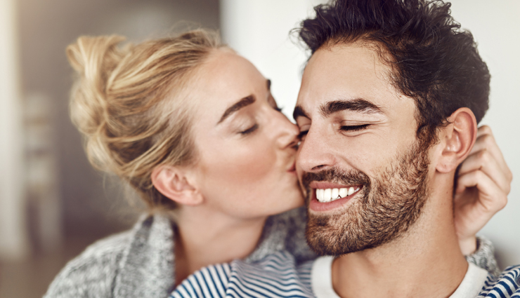 10 Signs That Girl is in Love With You Madly