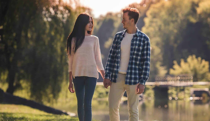 signs girl loves you,relationship tips,couple tips,love tips