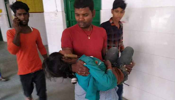 deoria,sickle,paddy crop,farmers daughter,injured,uttar pradesh,news,news in hindi