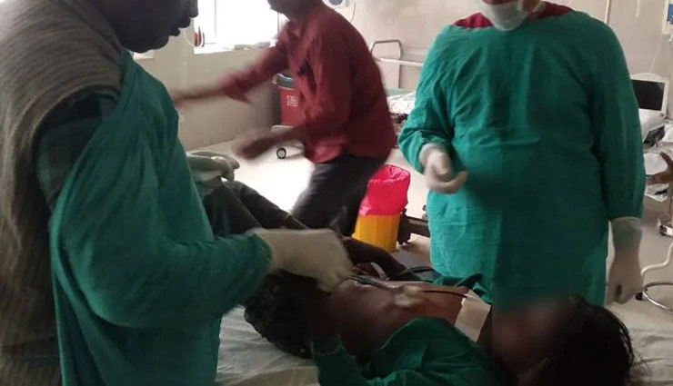 deoria,sickle,paddy crop,farmers daughter,injured,uttar pradesh,news,news in hindi