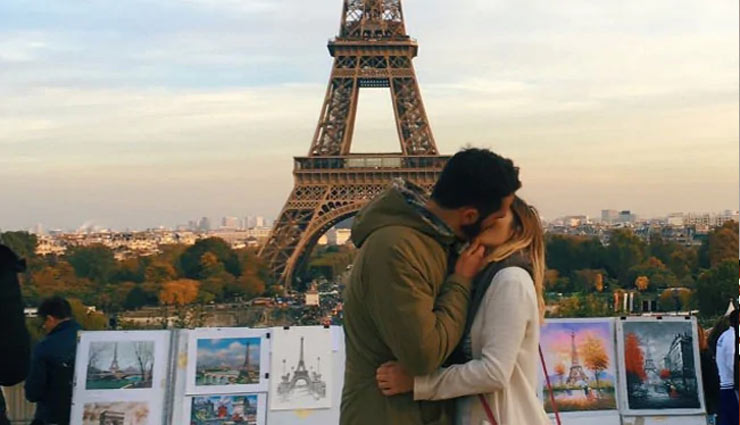 weird news in hindi,kiss,random man kiss,eiffel tower,romantic photos,romantic time,colosseum in rome,kristiana kuqi,trevi fountain
