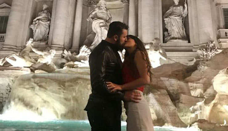 weird news in hindi,kiss,random man kiss,eiffel tower,romantic photos,romantic time,colosseum in rome,kristiana kuqi,trevi fountain