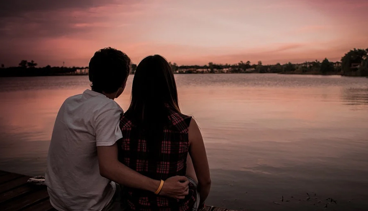 signs girl likes you,relationship tips,couple tips