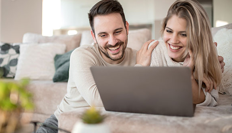 signs girl likes you,relationship tips,couple tips