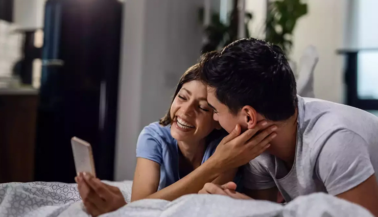 signs girl likes you,relationship tips,couple tips