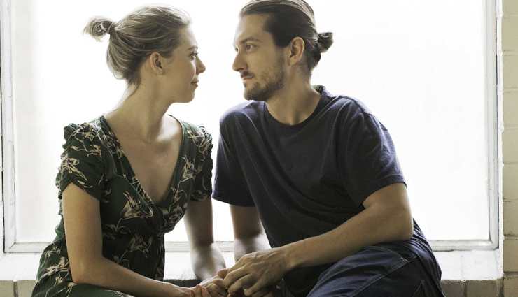 6 Signs That Tell If a Girl Likes You