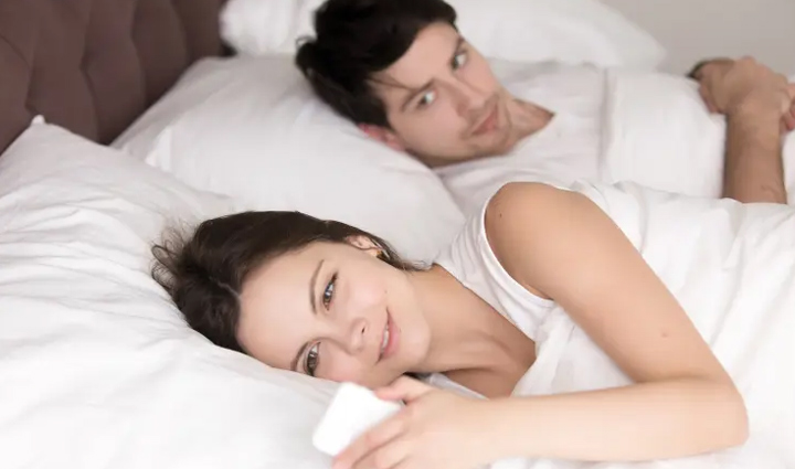 these symptoms started appearing in girlfriend understand that she is cheating on you,mates and me,relationship tips