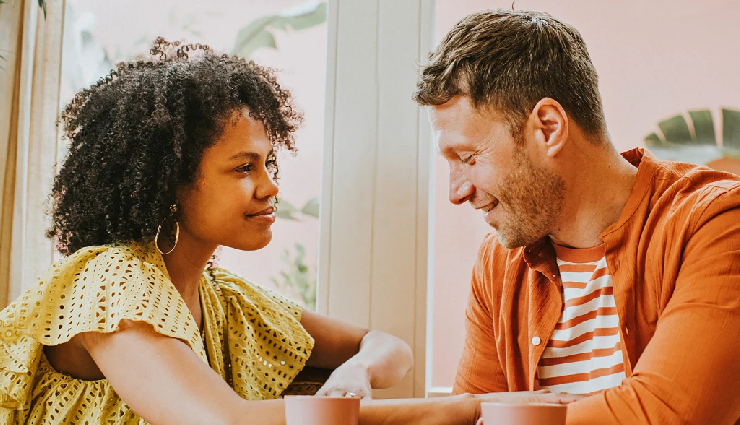 signs she wants to be your girlfriend,relationship progression cues,recognizing romantic interest,observing relationship indicators,communication in dating,casual dating tips,establishing emotional bonds,partner integration in life,commitment readiness signs,online dating exclusivity,building trust in relationships,meaningful conversations in dating,emotional vulnerability in relationships,planning future together,paying attention to details in dating