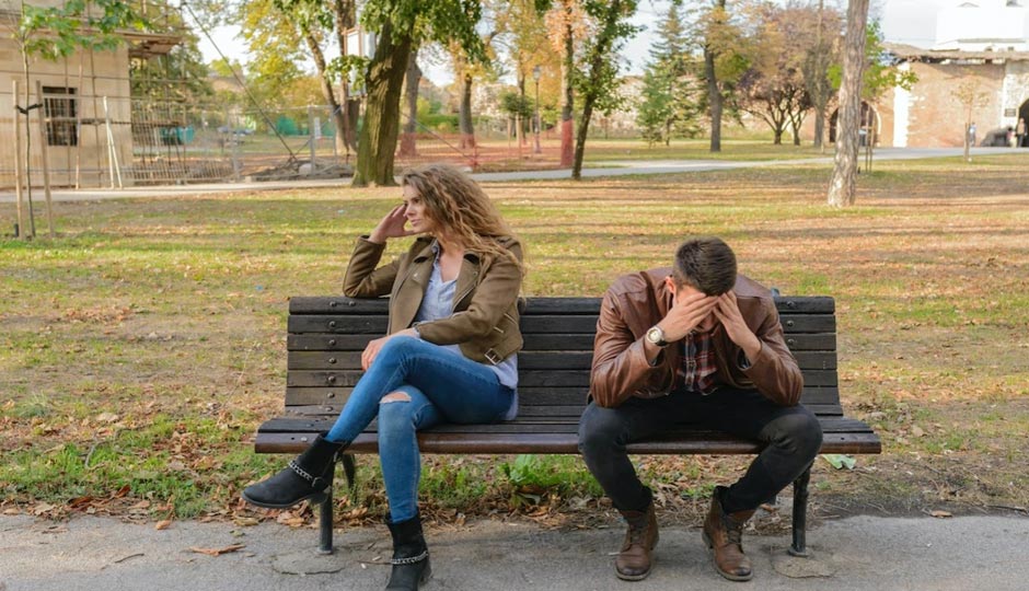 10 Big Reasons Why Your Girlfriend is Ignoring You