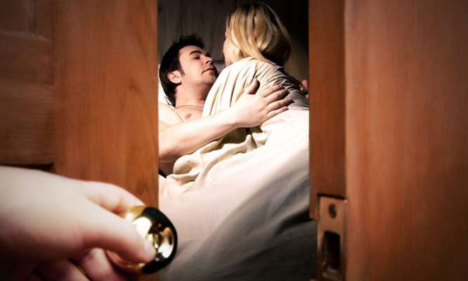 कहीं आपकी गर्लफ्रेंड दे तो नहीं रही आपको धोखा, पता लगाने के लिए इन बातों पर दे ध्यान girlfriend cheating,relationship tips,cheating tips,how to know girlfriend cheating