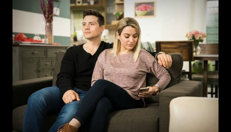 कहीं आपकी गर्लफ्रेंड दे तो नहीं रही आपको धोखा, पता लगाने के लिए इन बातों पर दे ध्यान