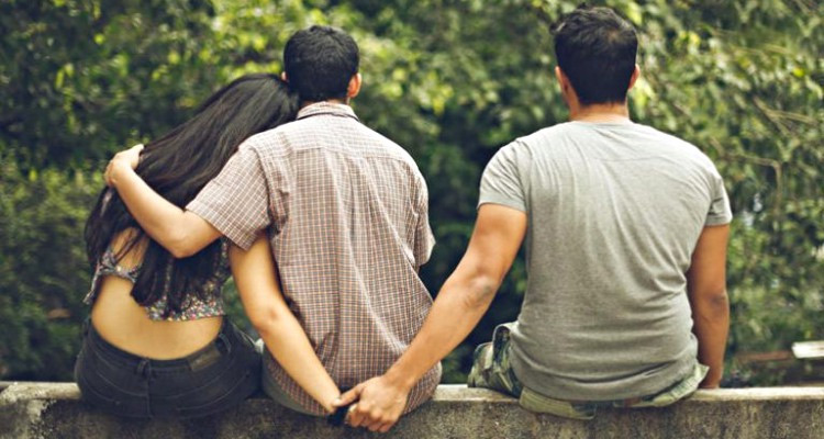 कहीं आपकी गर्लफ्रेंड दे तो नहीं रही आपको धोखा, पता लगाने के लिए इन बातों पर दे ध्यान girlfriend cheating,relationship tips,cheating tips,how to know girlfriend cheating