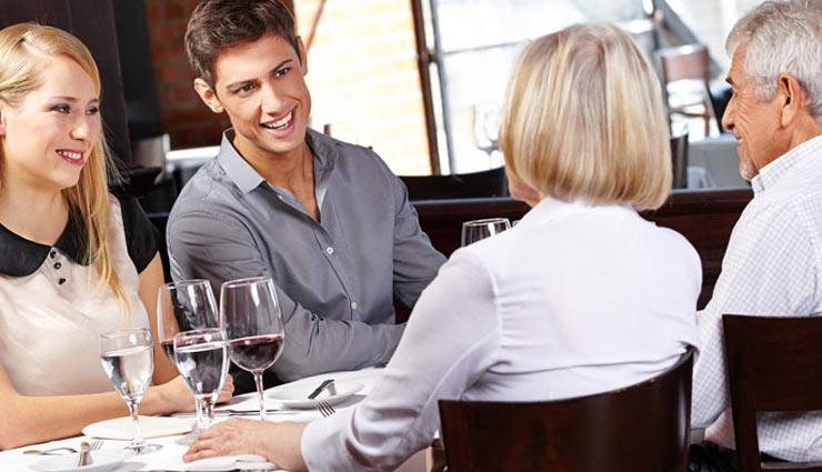 गर्लफ्रेंड के पेरेंट्स से कर रहे पहली मुलाक़ात, इन बातों का ध्यान रख जमाए इम्प्रेशन meeting your girlfriend parents for the first time,tips to meet in laws for the first time,girlfriend parents meet,mates and me,relationship tips