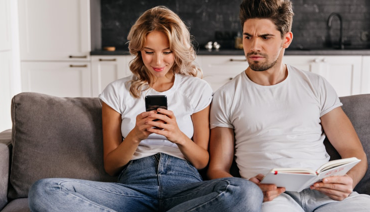 girlfriend texting another guy reasons,suspicious texts in relationship,addressing secretive texting,dealing with partner communication with someone else,signs of emotional infidelity,how to handle girlfriend texting another man,trust issues in relationship,communication boundaries in relationship,relationship insecurity signs,relationship trust concerns