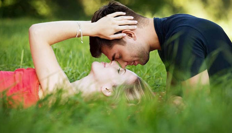 reasons why boys get attracted towards girls,5 things of girls attract boys,what boos likes most in girls,mates and me,relationship tips