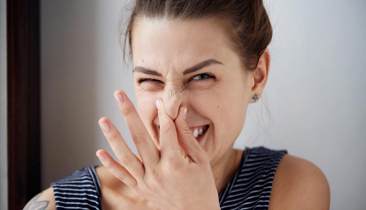 पैरों की बदबू बन रही शर्मिंदगी का कारण, ये 5 घरेलू नुस्खे बनाएंगे आपका काम 