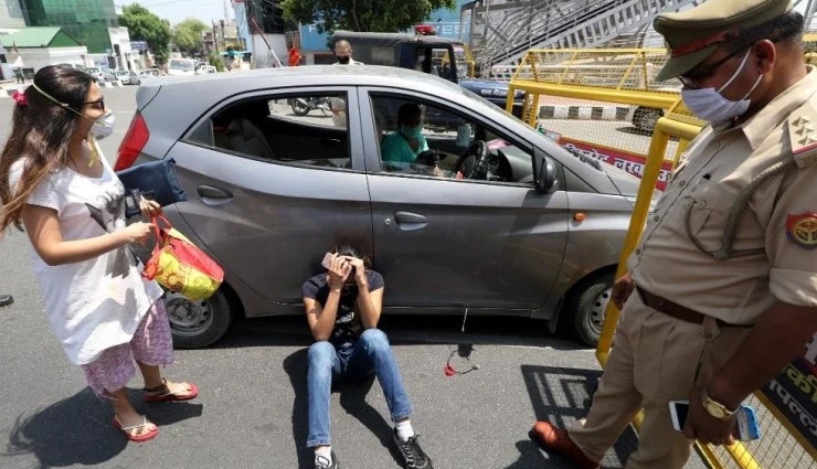 लखनऊ / कार सवार लड़कियों ने की पुलिस से बदसलूकी, दरोगा के ऊपर फेंके कागज