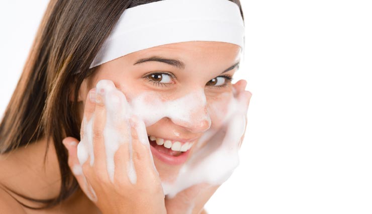 आपका फेसवाश भी बन सकता है चेहरे के लिए समस्या, ये लक्षण बताते है इसकी खराबी के बारे में