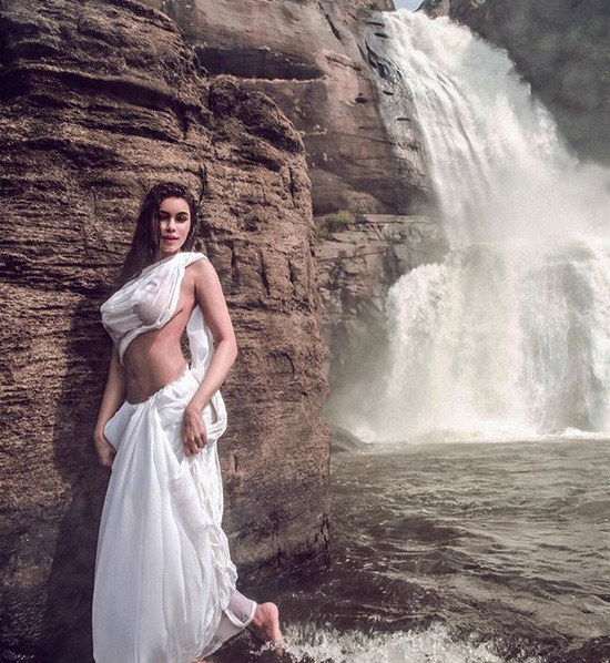 ex bigg boss contestant latest pics,gizele thakral hot pics,gizele thakral wet saree pics,latest photoshoot of gizele thakral,bigg boss,mandakini from ram teri ganga maili