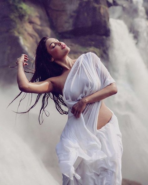 ex bigg boss contestant latest pics,gizele thakral hot pics,gizele thakral wet saree pics,latest photoshoot of gizele thakral,bigg boss,mandakini from ram teri ganga maili