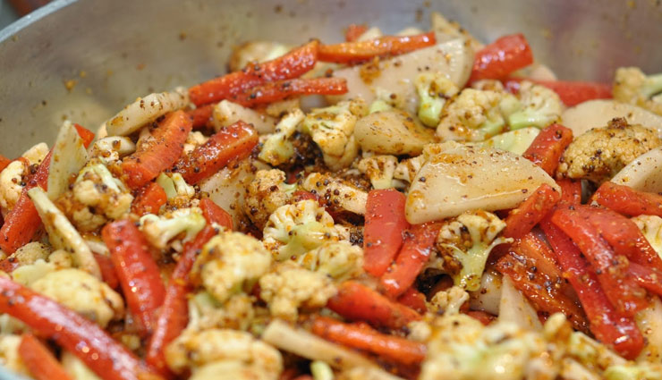 gobhi gajar ka achar,khatta meetha achar,recipe,recipe hobhi gajar ka achar