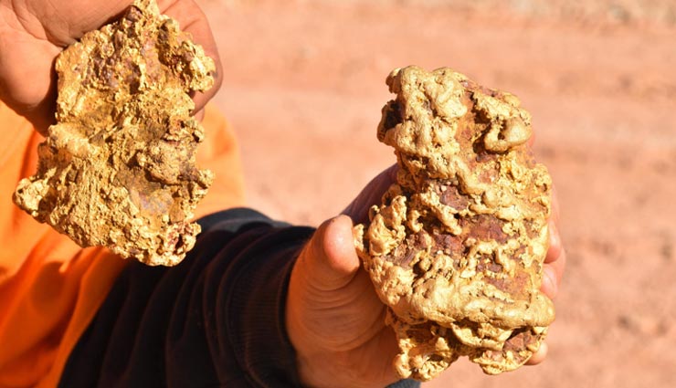 इस जोड़ी ने मेटल डिटेक्टर से ही खोज डाला जमीन में दबा सोना, कीमत करोड़ों में