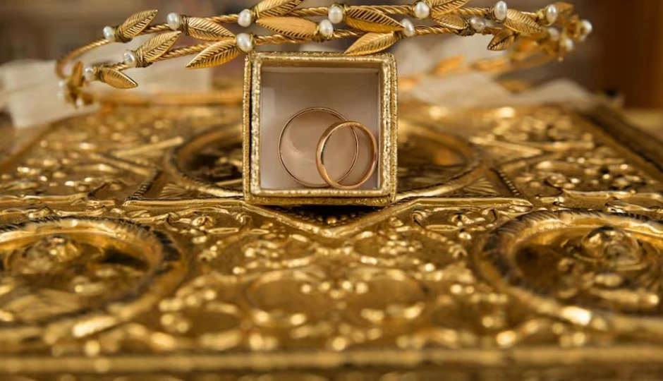 सोना और चांदी की कीमतों में भारी गिरावट, सिल्वर ₹10,600 टूटी, गोल्ड हुआ ₹3,700 सस्ता